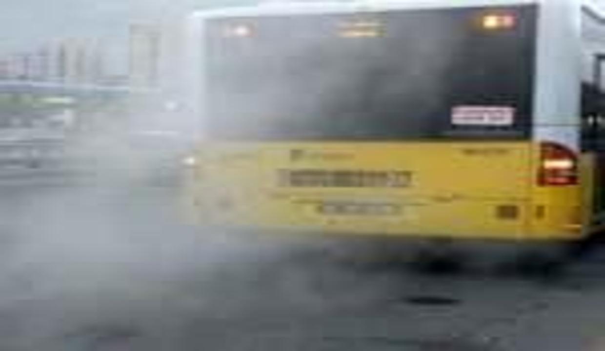 Seyir halindeki metrobüsten dumanlar çıktı, yolcular tahliye edildi