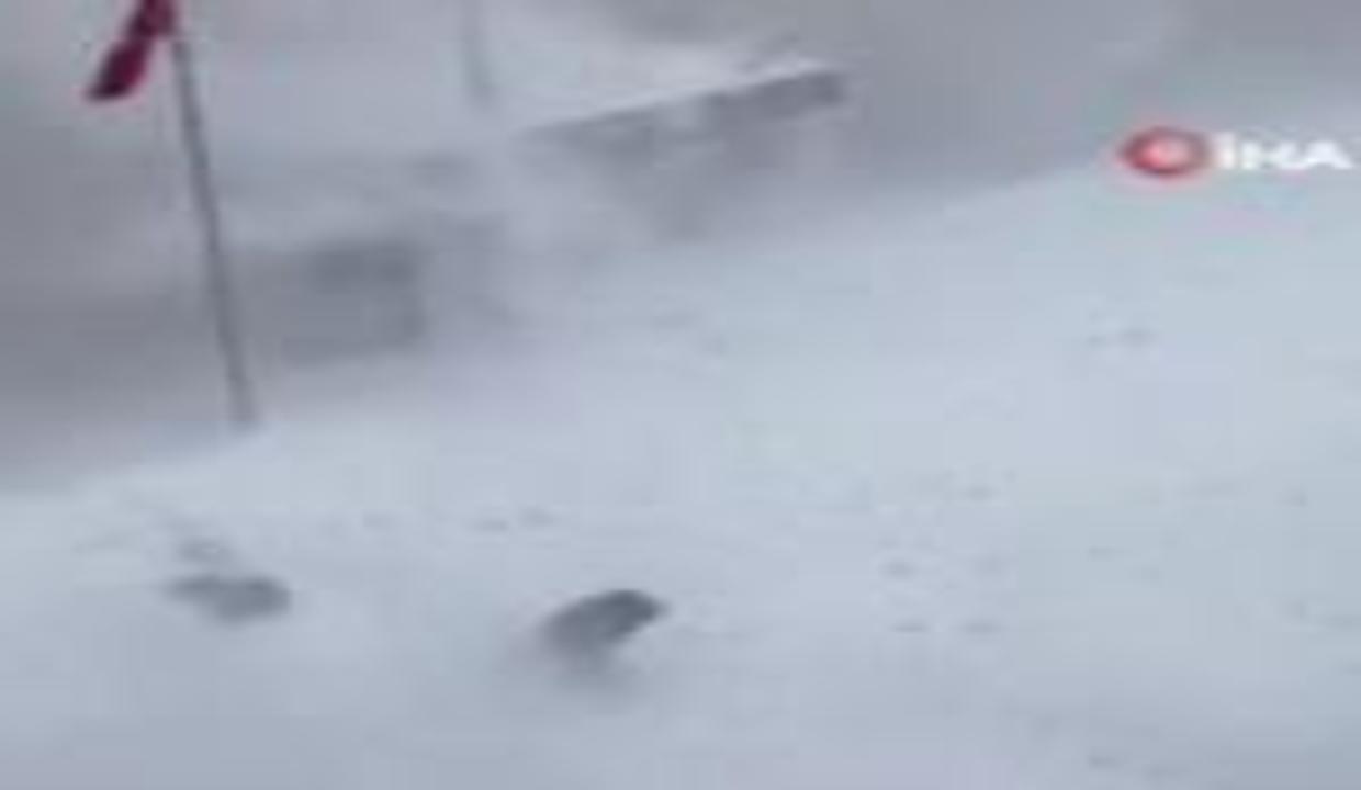 Üzerine kar kütlesi düşen öğrenciler ölümden böyle döndü