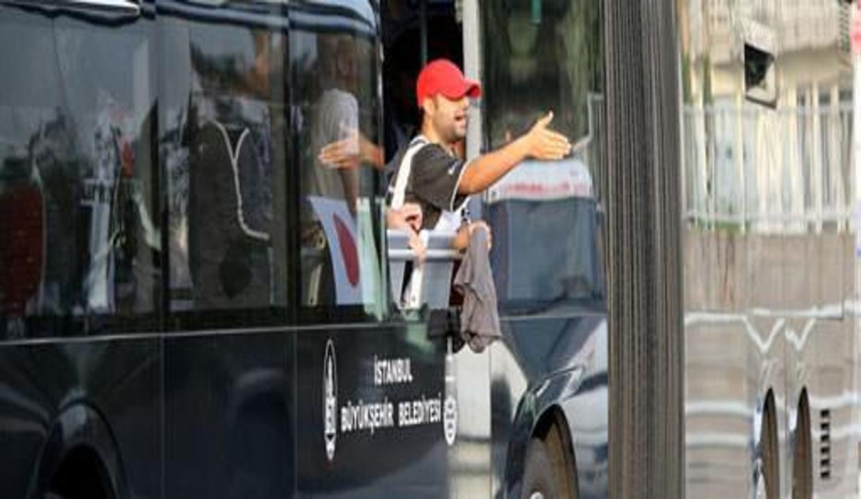 Beşiktaş taraftarları metrobüse saldırdı!