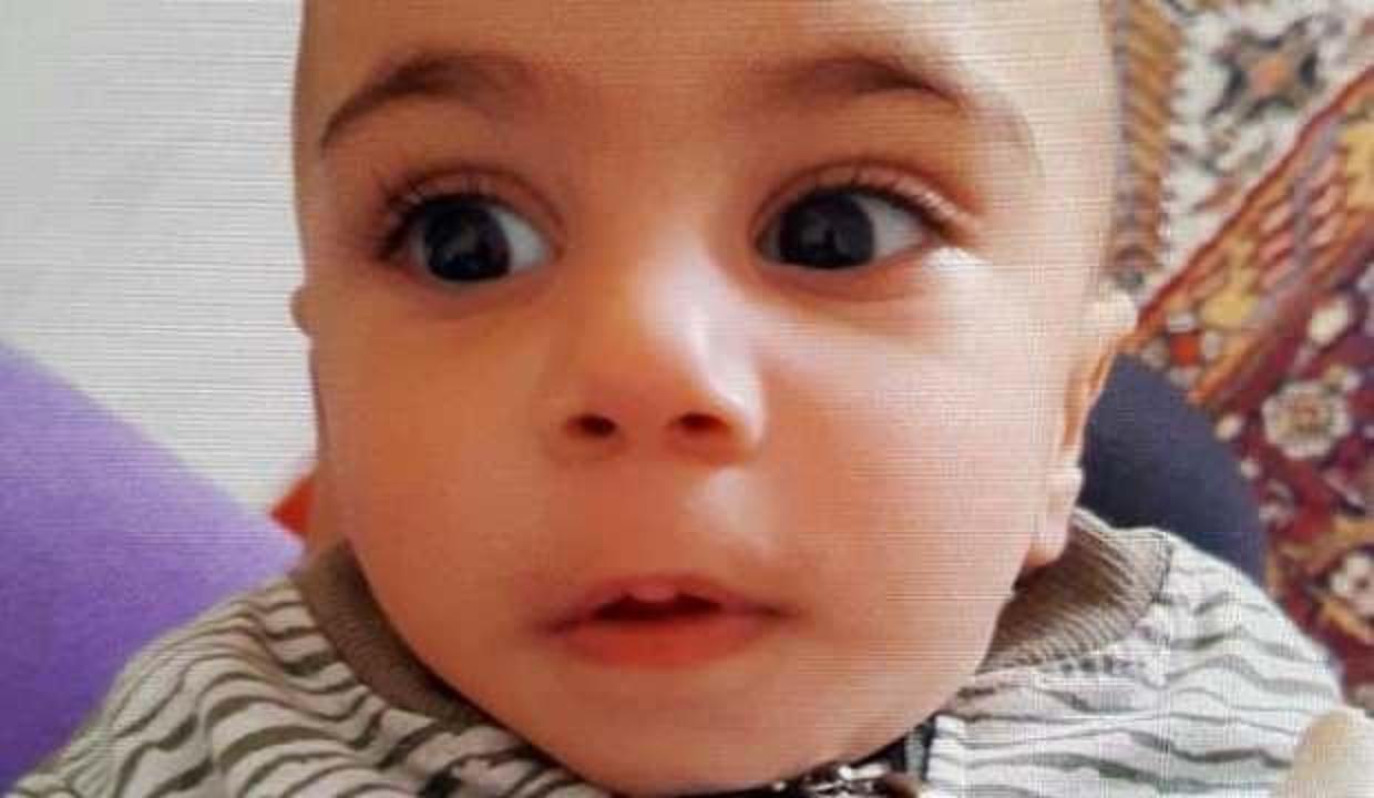 Annebabasının yatağından düşen 7 aylık Suriyeli bebek