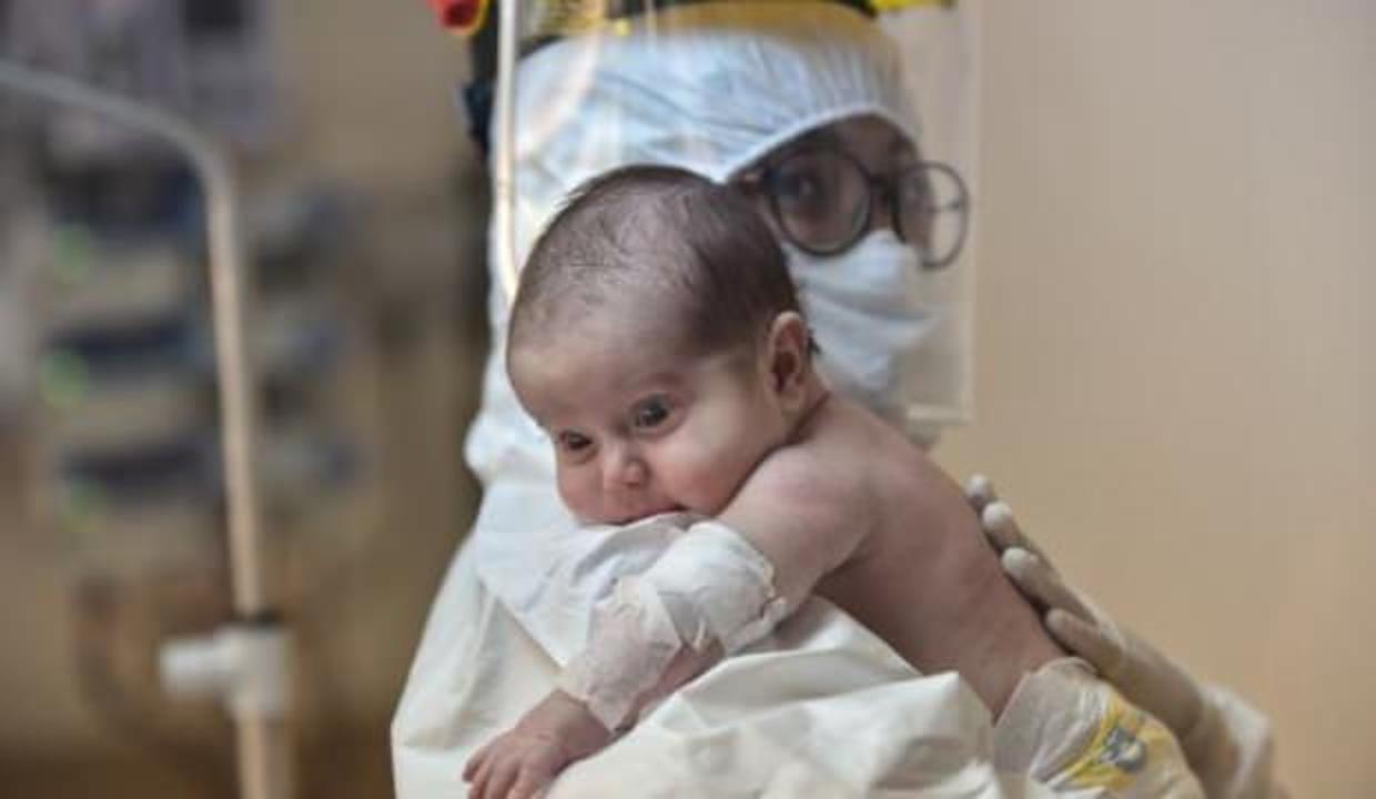 45 günlük Amine bebeğe maske takıldı, alkışlarla yoğun