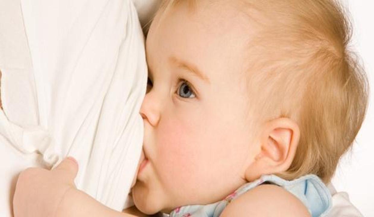 Çocuğunuzu televizyon izleyerek emzirmeyin Anne Çocuk