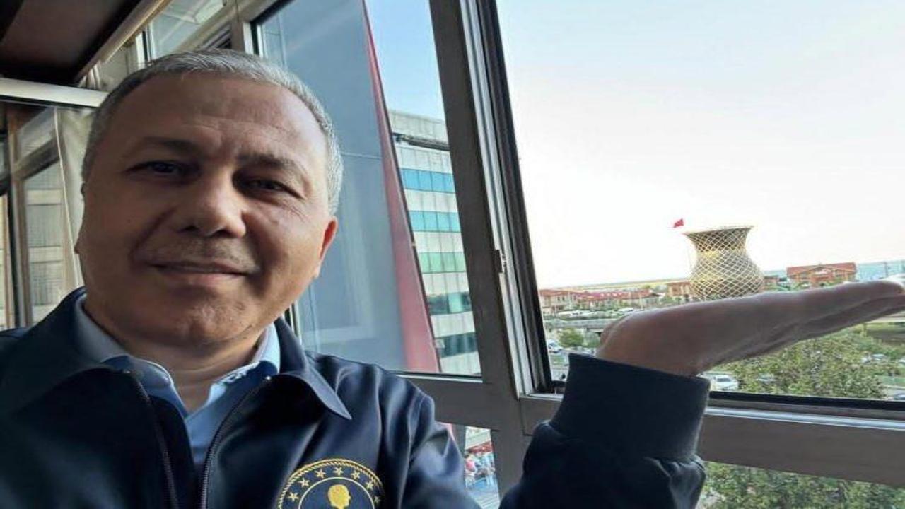 Bakan Yerlikaya da akıma uyup dev bardakla poz verdi