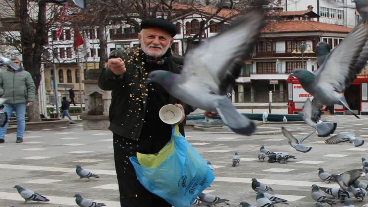 20 yıldır güvercinleri besleyen Cahit dedeye, Vali Bakan'dan ziyaret