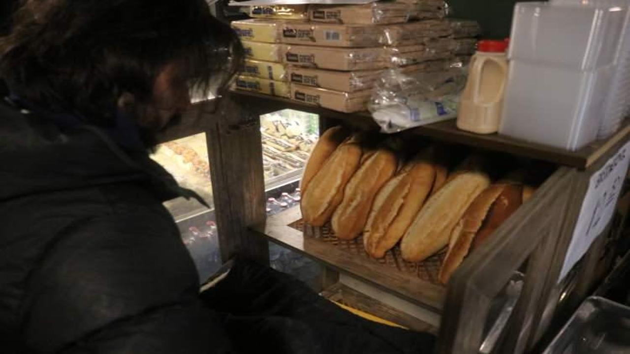 Mahalle esnafından örnek davranış: Bayat ekmek fiyatına sıcak ekmek satılıyor