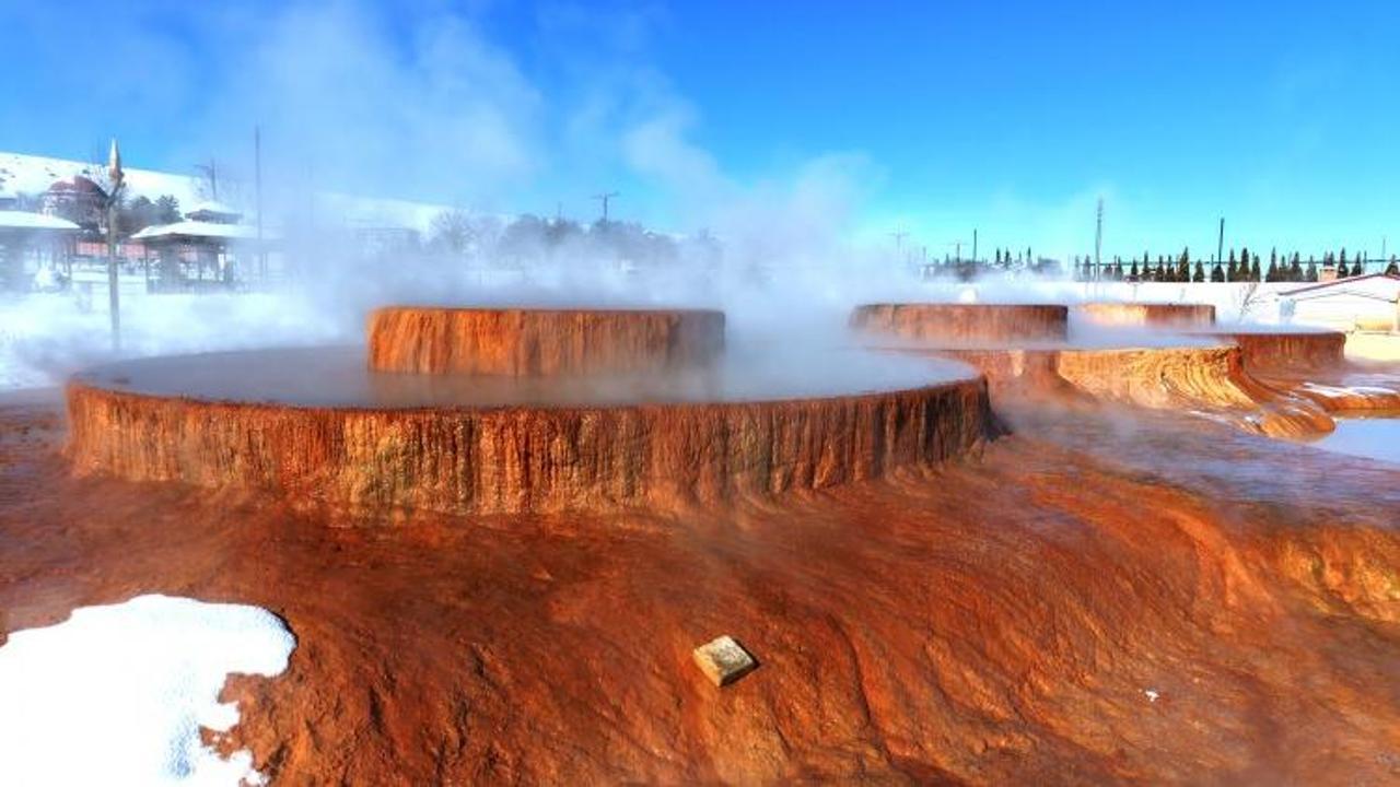 Sivas'taki görüntü şaşırttı! 45 derecelik suyun anlık buza dönüştüğü nokta