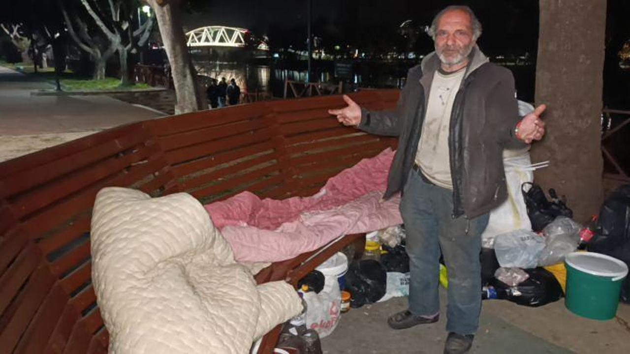 Antalya'da kara kışta sokakta yatan adam kendisine yapılan teklifi reddetti