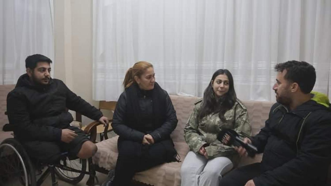 Annesi ve ağabeyini enkazdan çıkaran komutanın emanetine gözü gibi bakıyor