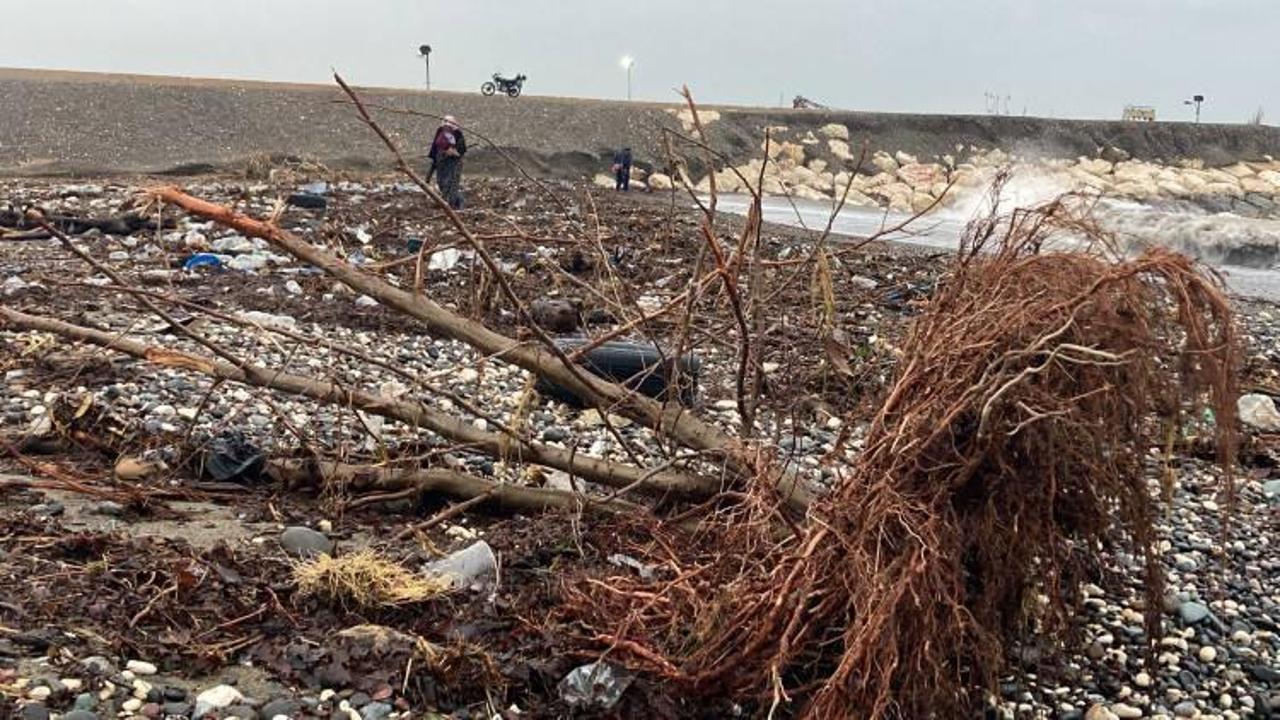 Mersin’de selin ardından sahile koşup teker teker topladılar