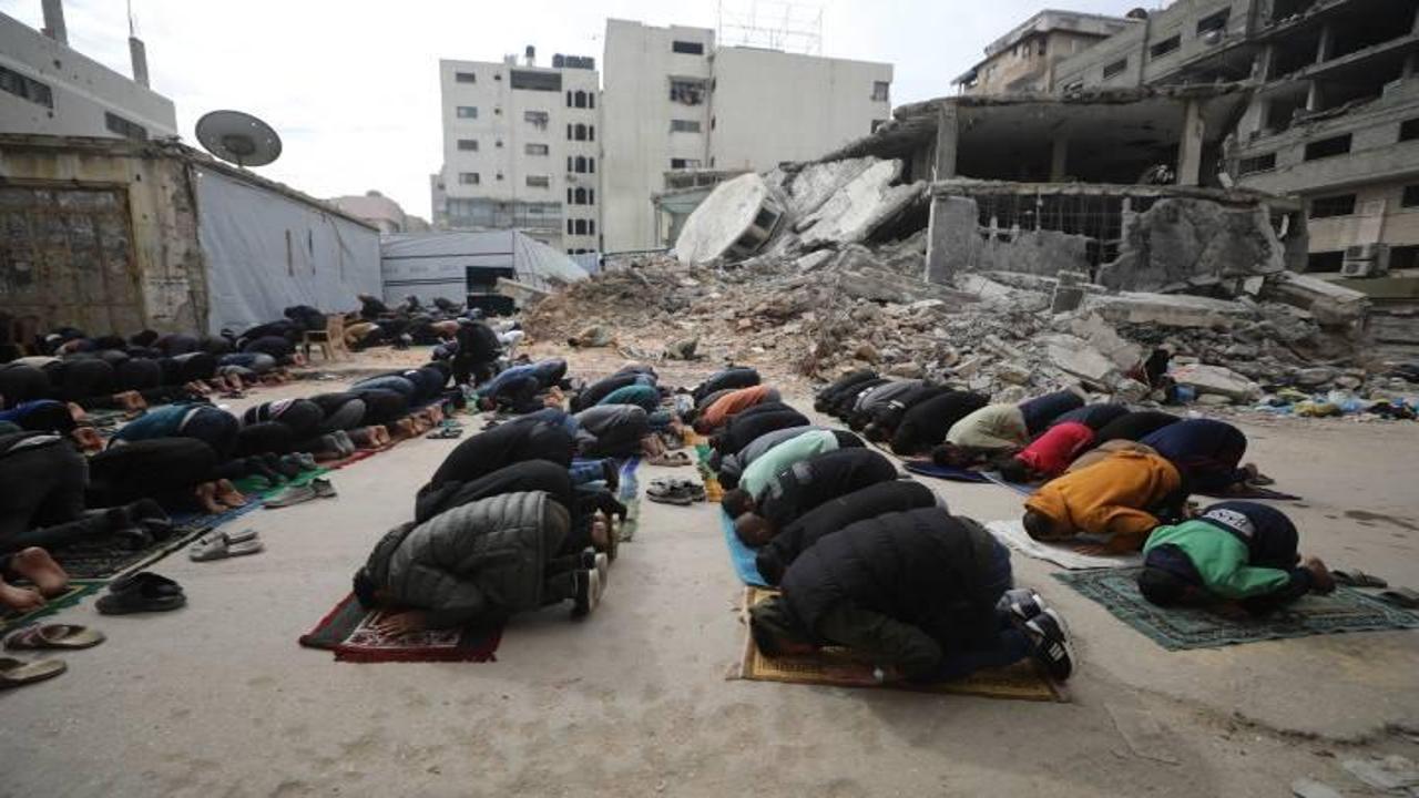 Gazzeliler cami enkazında Cuma namazı kıldı
