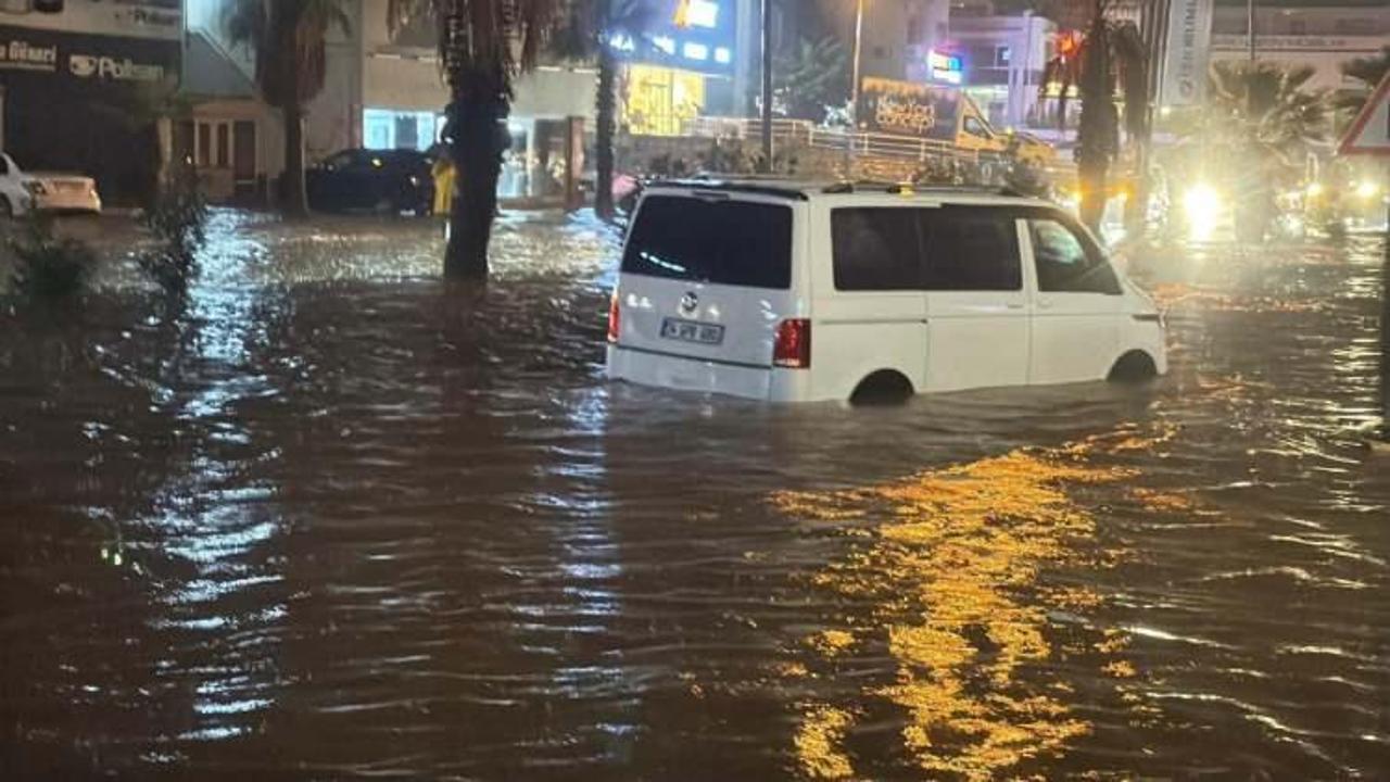 Bodrum'da yağış hayatı felç etti: Yollar kapandı, ev ve iş yerlerini su bastı Bodrum'da yağış hayatı felç etti: Yollar kapandı, ev ve iş yerlerini su bastı
