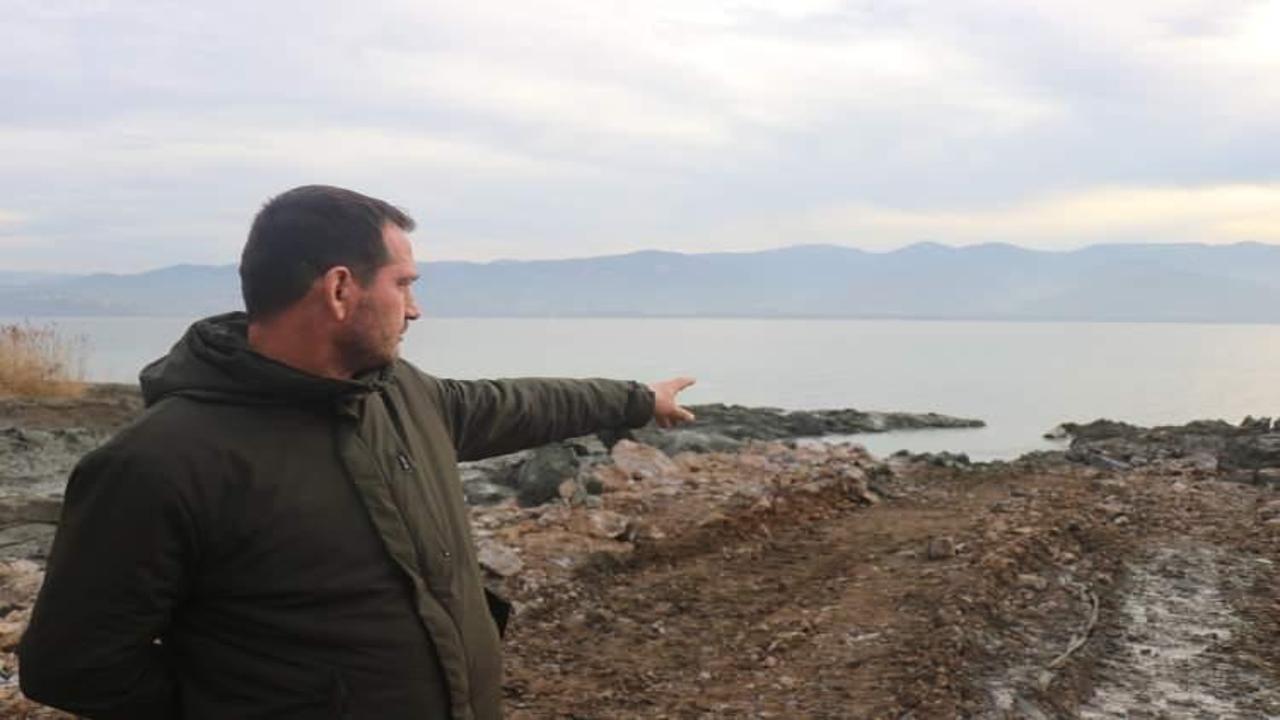 Fıkra gibi olay! 1 arabayı kurtarmaya çalışan 3 kepçe dibi boyladı