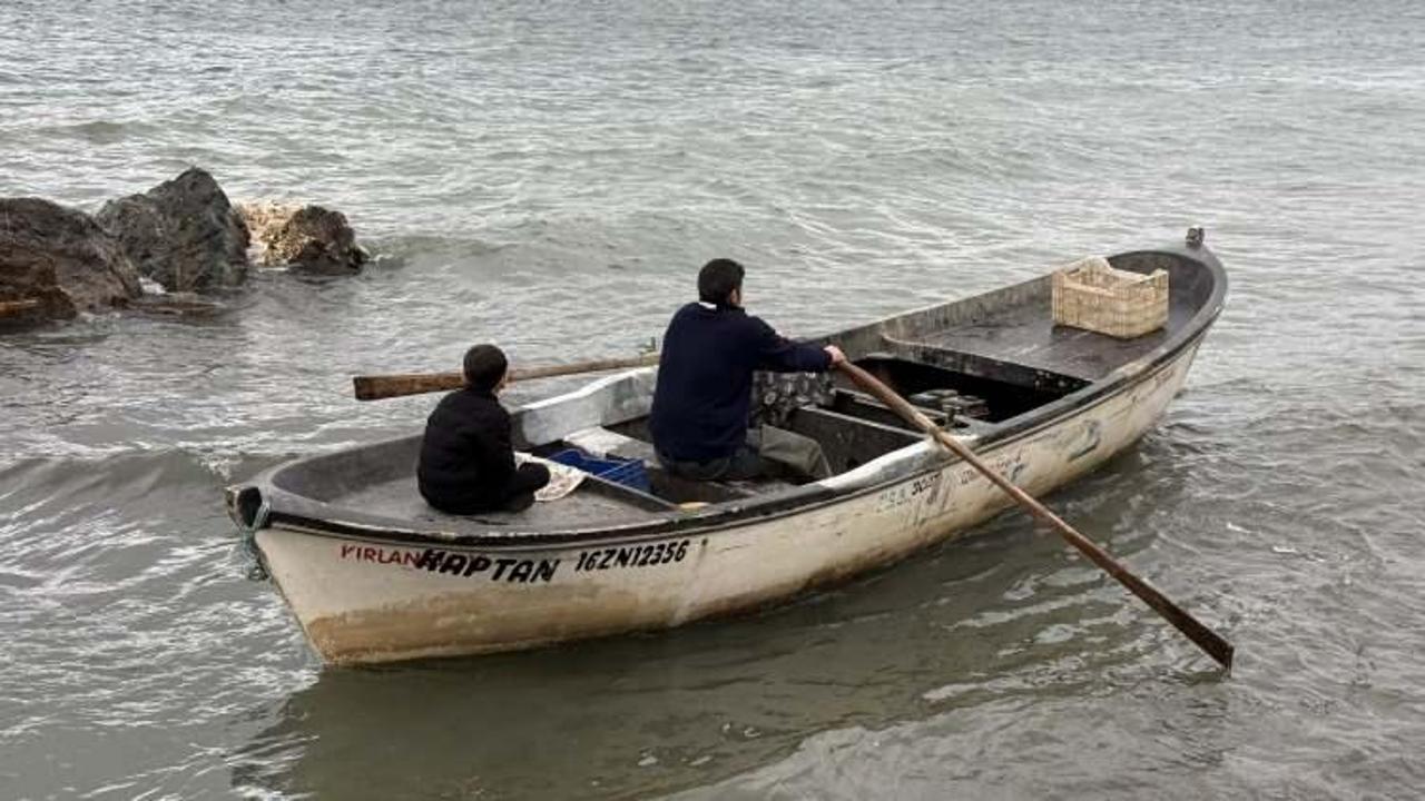 İznik Gölü'nde balıkçının ağına takılanı duyan kıyıya akın etti