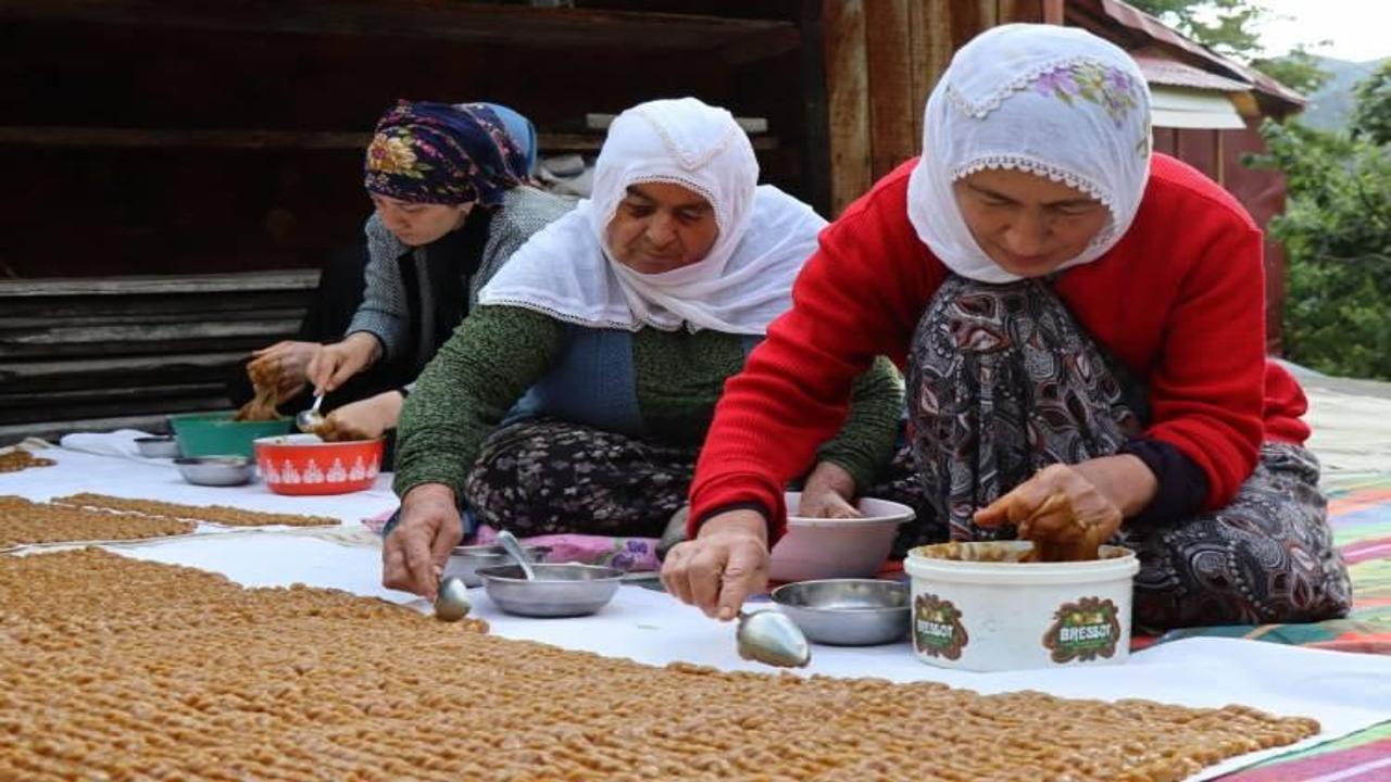 Türkiye'de sadece bir ilçede yapılıyor! İşte o ilginç ve zahmetli tatlı