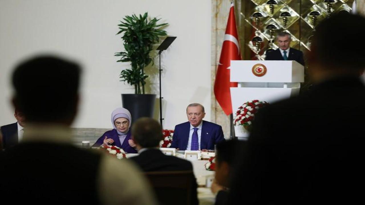 Başkan Erdoğan milletvekilleriyle iftarda buluştu! Sürpriz hediye! Başkan Erdoğan milletvekilleriyle iftarda buluştu! Sürpriz hediye!