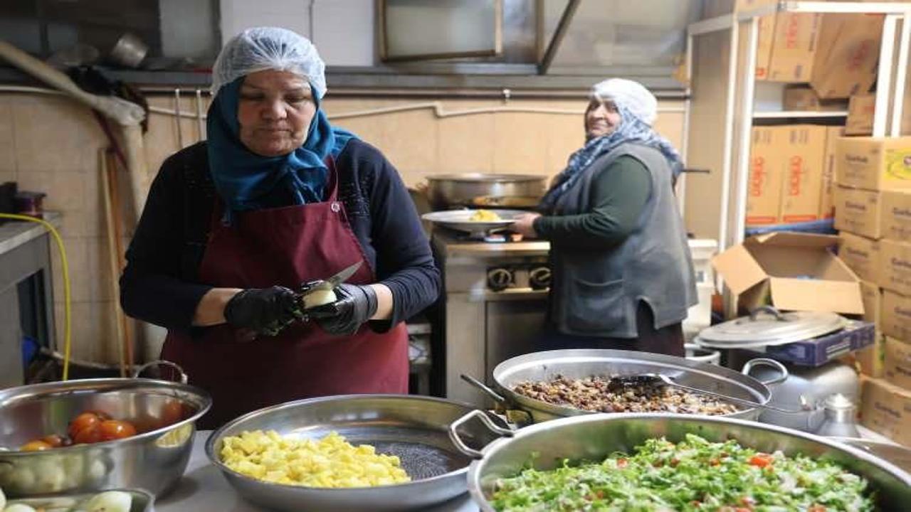 Aşevinde gönüllü çalışan emekli öğretmen: Bana 'anne' diyorlar