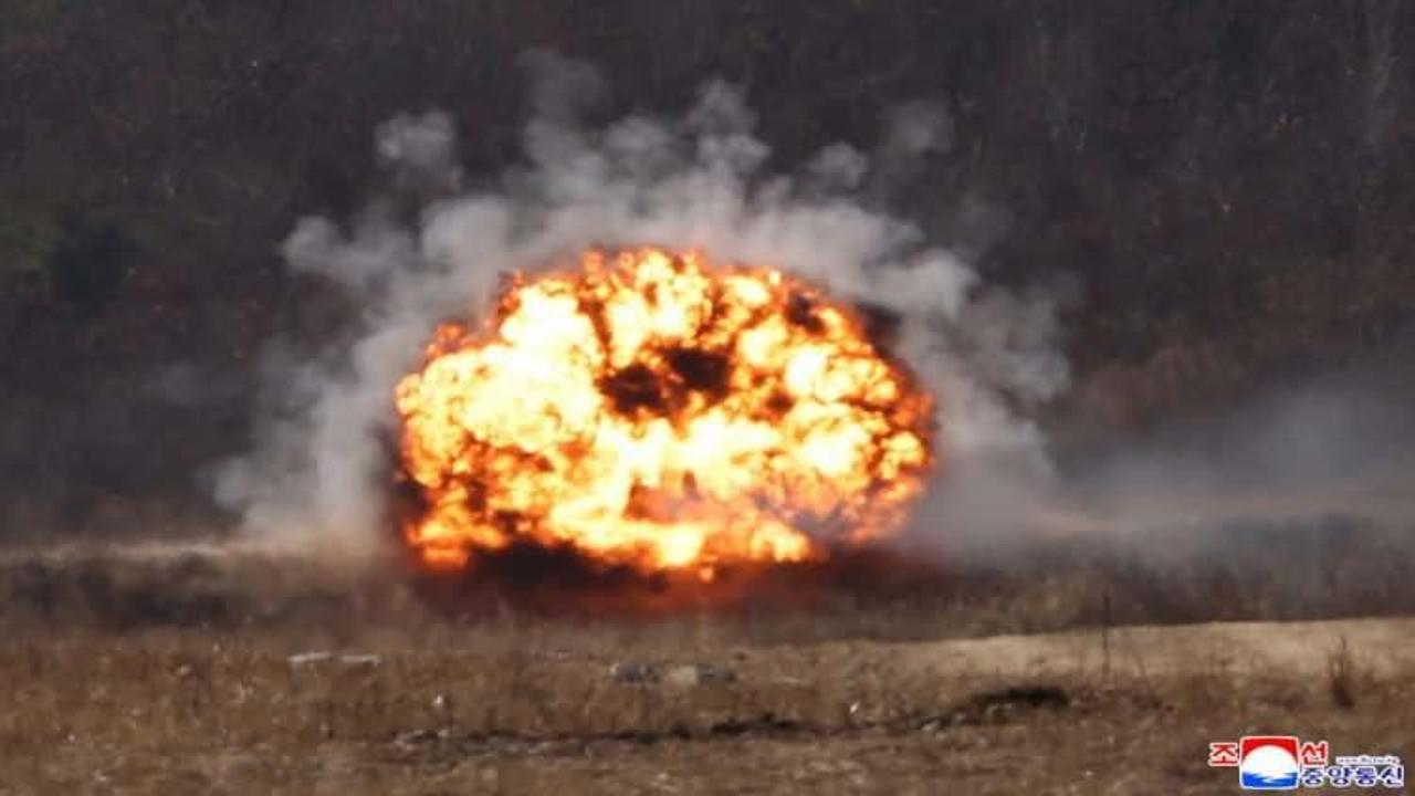 Kim Jong Un ve kızı tank kullandı Kim Jong Un ve kızı tank kullandı