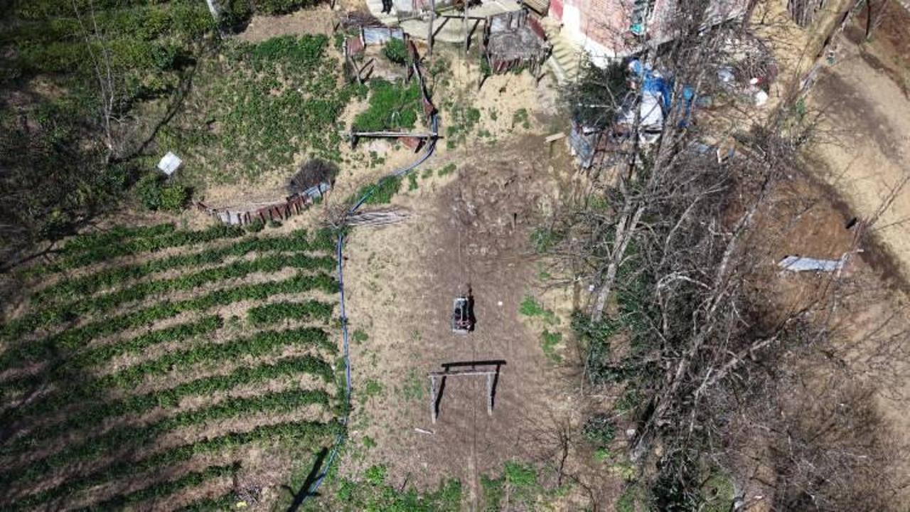 20 yıldır yol olmayan evine bu şekilde gidiyor: Görenler dönüp birdaha bakıyor! 20 yıldır yol olmayan evine bu şekilde gidiyor: Görenler dönüp birdaha bakıyor!