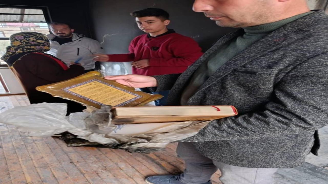 Antalya’da yanan evde bulunan Kur’an-ı Kerim, zarar görmedi! Antalya’da yanan evde bulunan Kur’an-ı Kerim, zarar görmedi!
