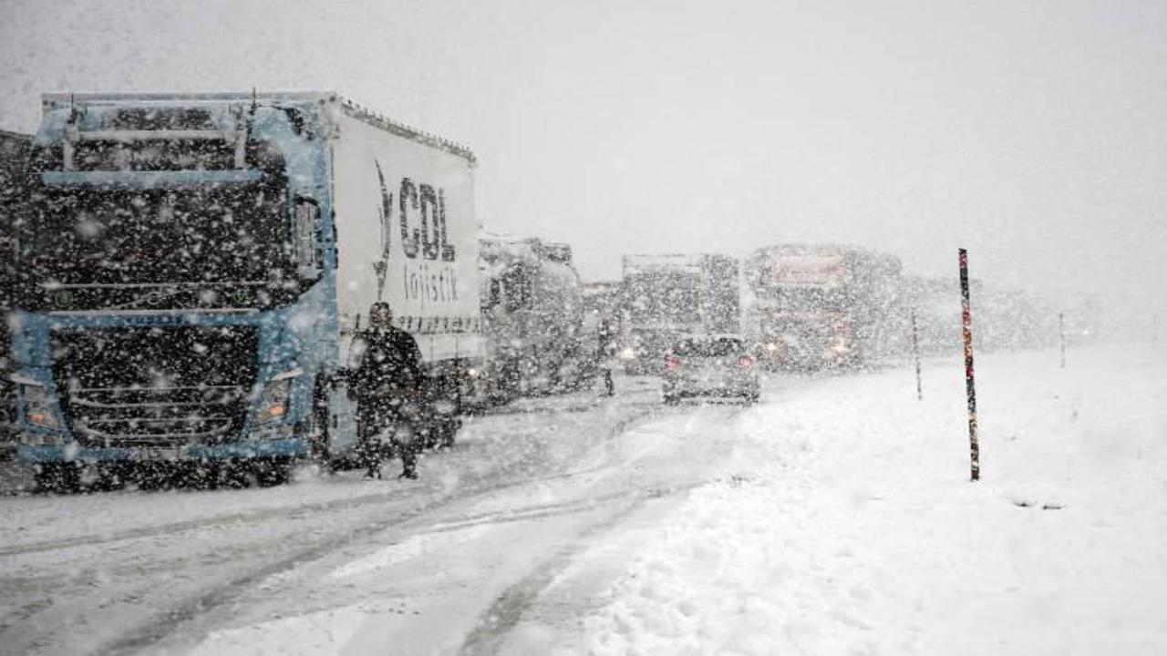Yoğun kar kara yolunu kapattı! Ulaşım kontrollü sağlanıyor Yoğun kar kara yolunu kapattı! Ulaşım kontrollü sağlanıyor