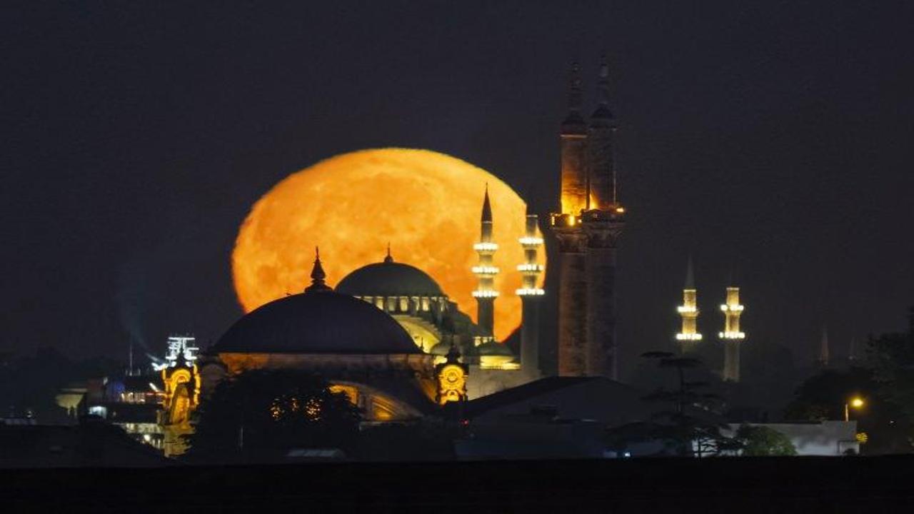 İstanbul’dan Süleymaniye’ye uzanan eşsiz dolunay manzaraları