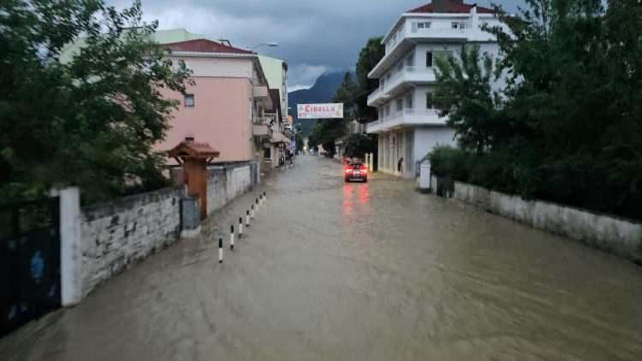 150’den fazla ev ve iş yerini su bastı, tahliyeler başladı 150’den fazla ev ve iş yerini su bastı, tahliyeler başladı