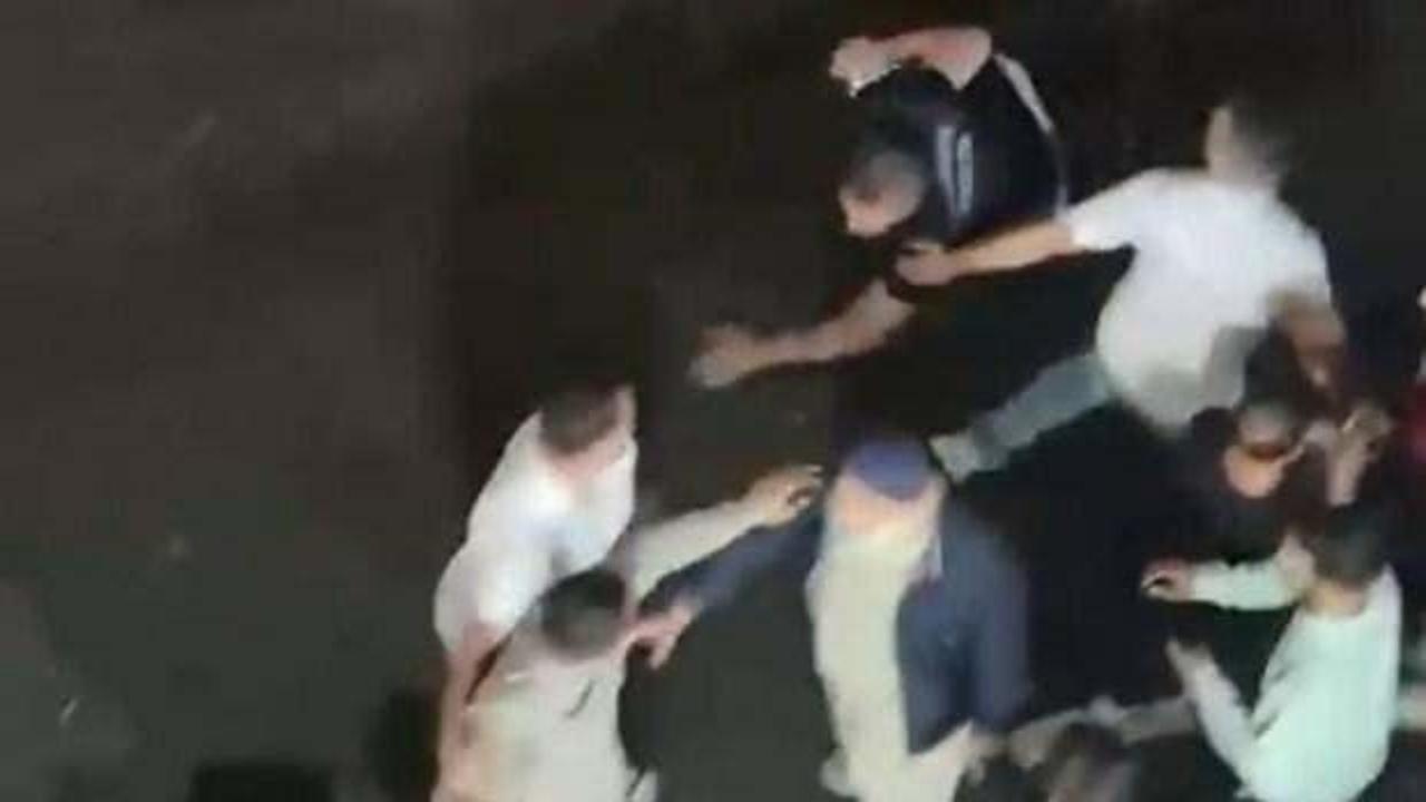 Zabıta ile esnaf birbirine girdi: Tekmeli yumruklu kavga kamerada Zabıta ile esnaf birbirine girdi: Tekmeli yumruklu kavga kamerada