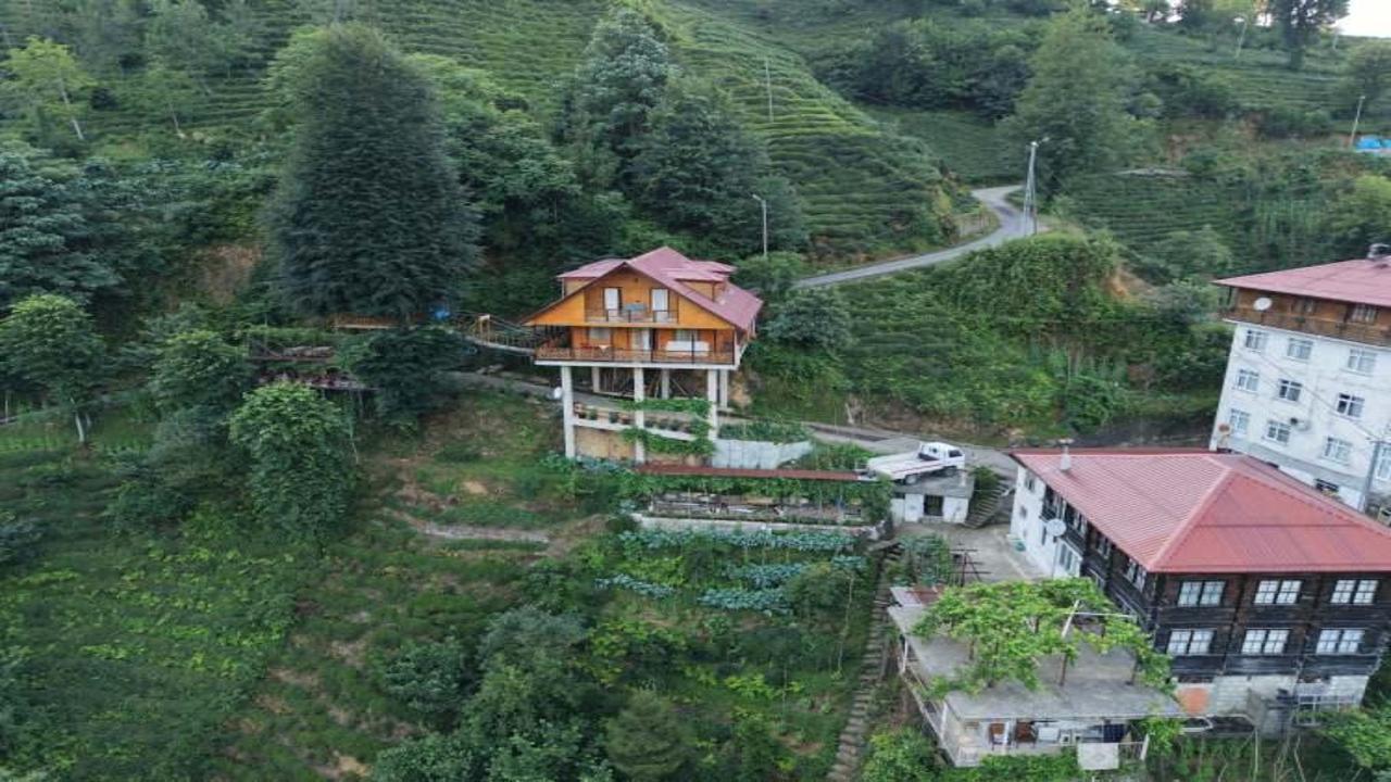 Karadeniz mimarisi bu kez yolun ortasında! Villa görenleri hayrete düşürdü