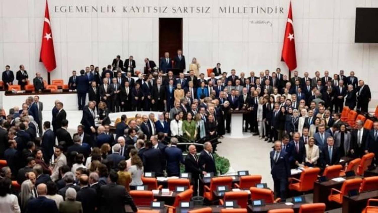 Tarihi yasa rekor oyla kabul edildi YENİ Parti'de çatlak! Parti parti 'Evet-hayır' tablosu