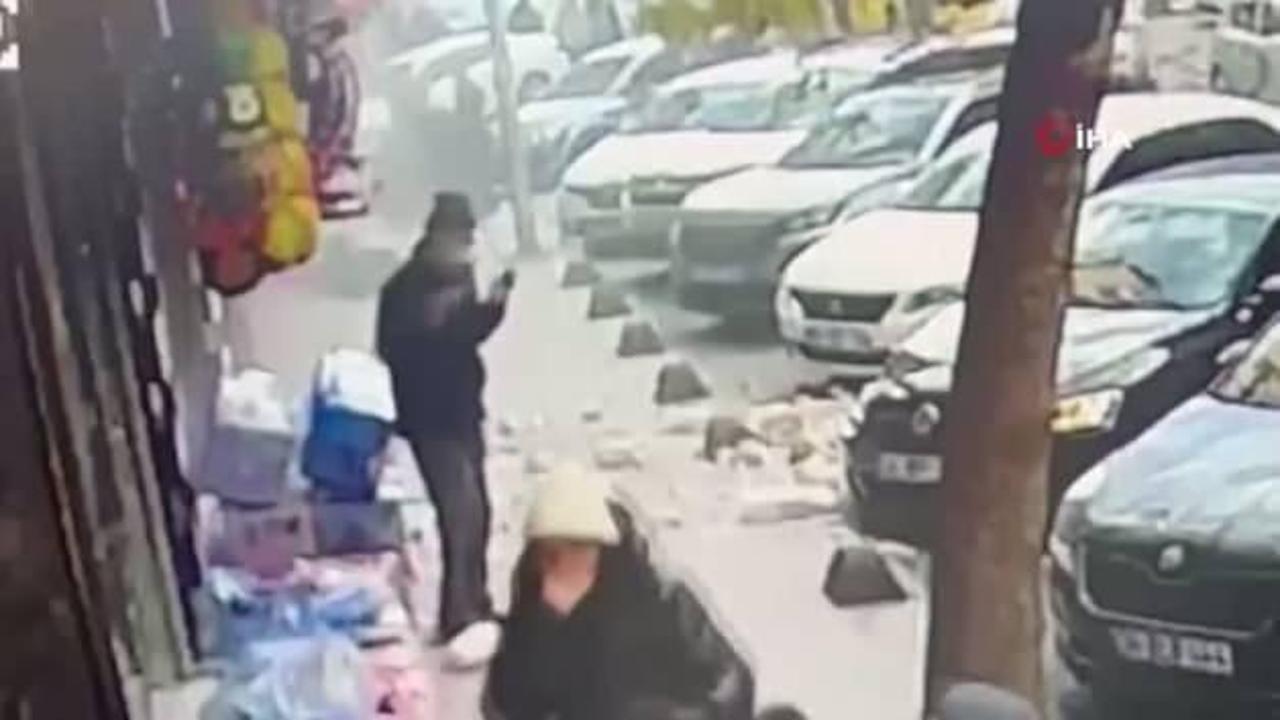 5 katlı binada balkon çöktü, yayalar son anda kurtuldu