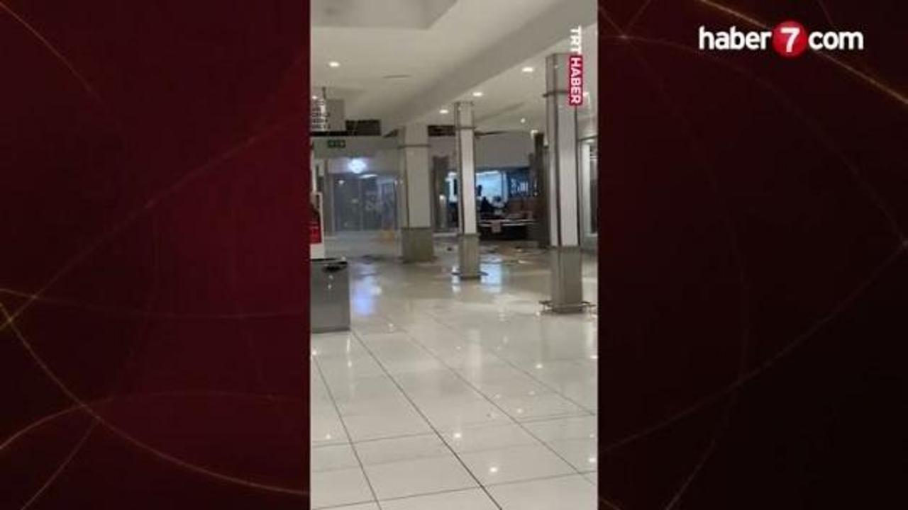 Alışveriş merkezinin tavanı sağanak nedeniyle çöktü