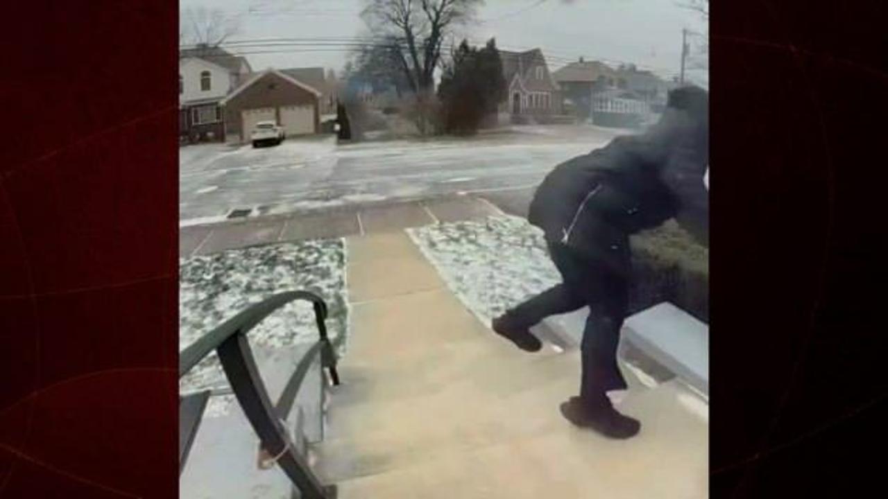 Rüzgar yaşlı kadını savurdu!