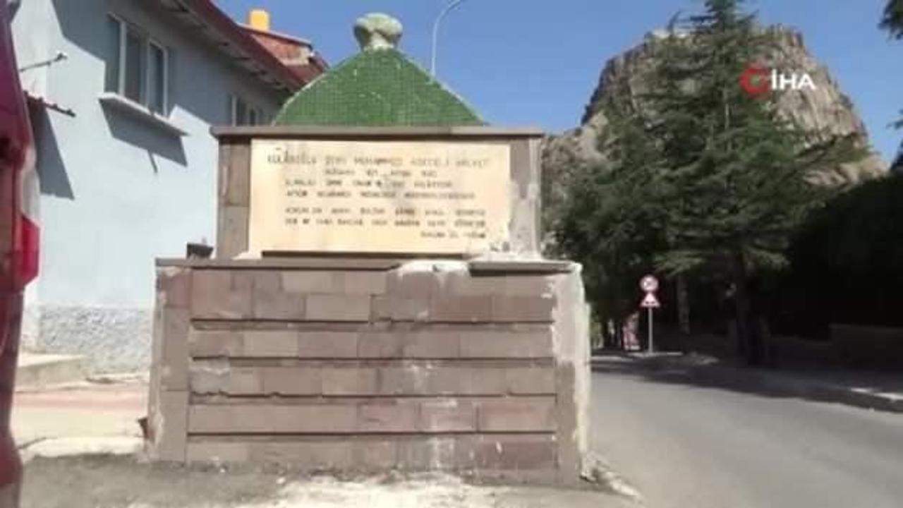 Afyonkarahisar’da Muhammed Askeri’nin türbesi 63 yılı aşkındır yol ortasında duruyor