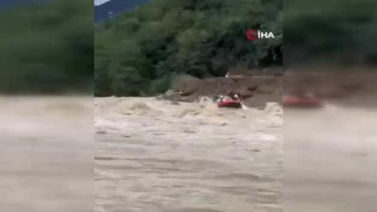 Ne iş makineleri ne fırtına onlara engel olabildi! Rafting tutkunları herkesi şaşırttı