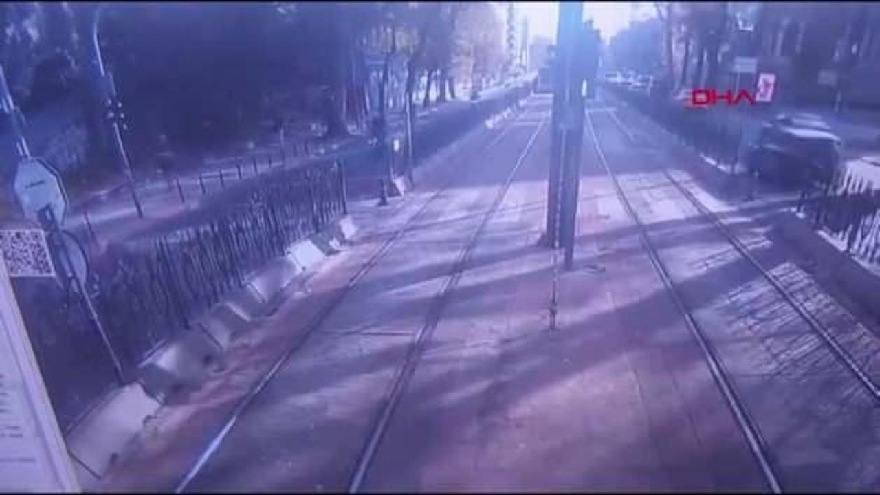 Tophane durağında tramvay kazası: Yolun karşısına geçmeye çalışan yaya ağır yaralandı