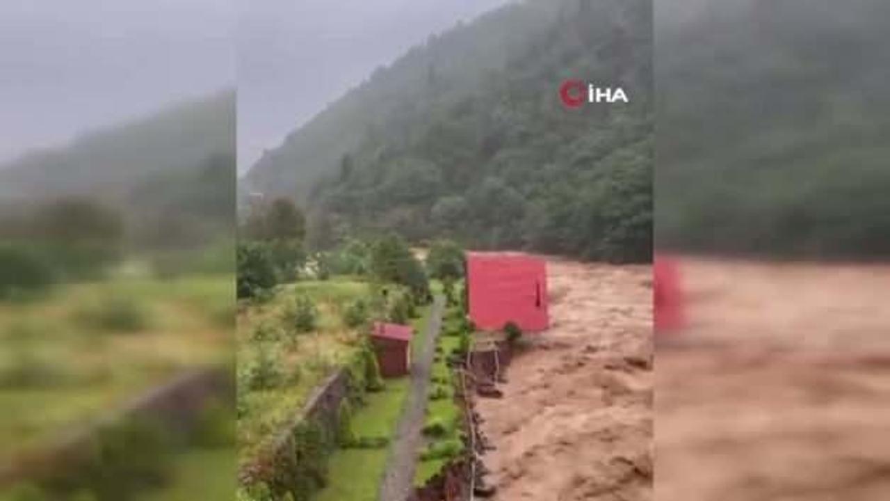 Rize'de sel felaketi: Bungalovun sel sularına kapılma anı kamerada