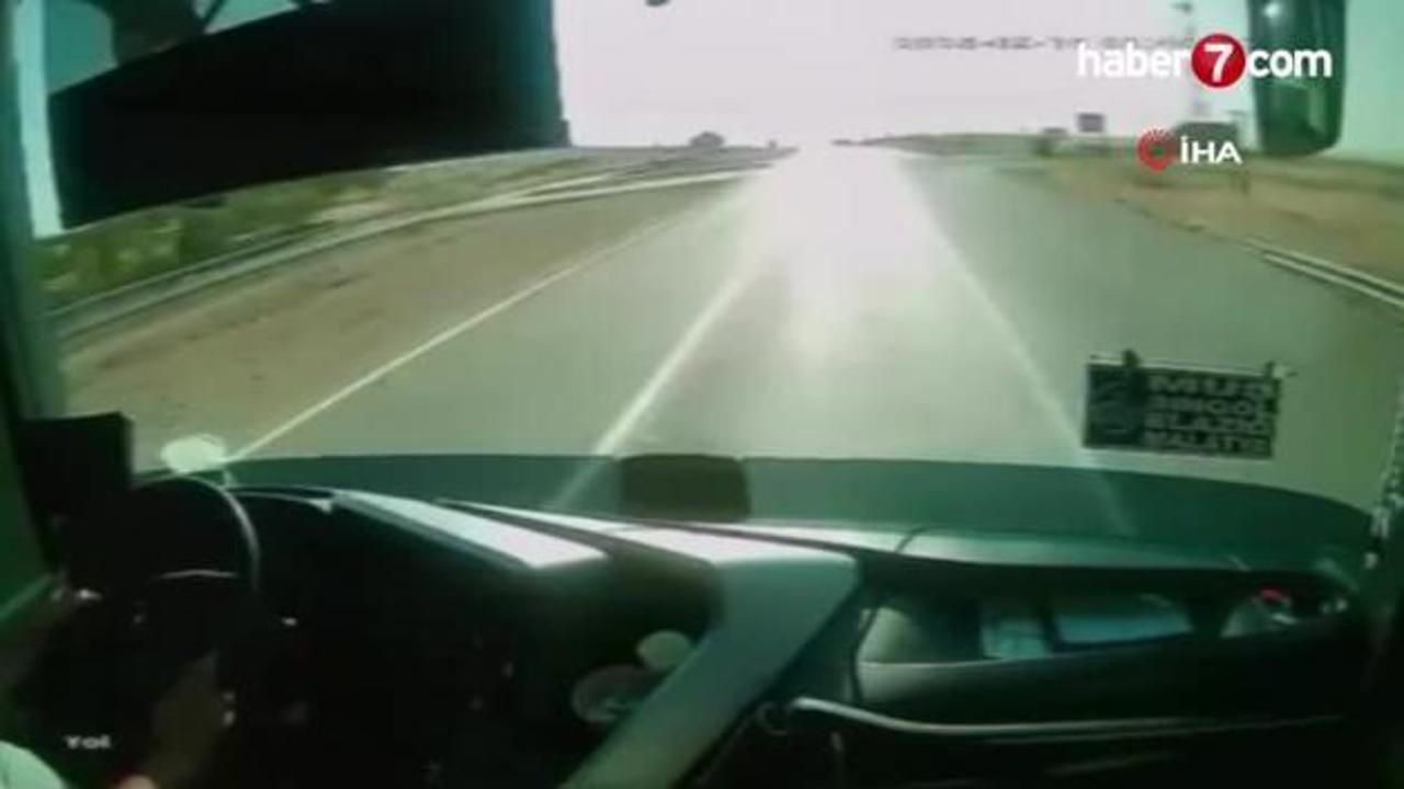 Yolcu otobüsü ile kamyonetin kaza anı kamerada