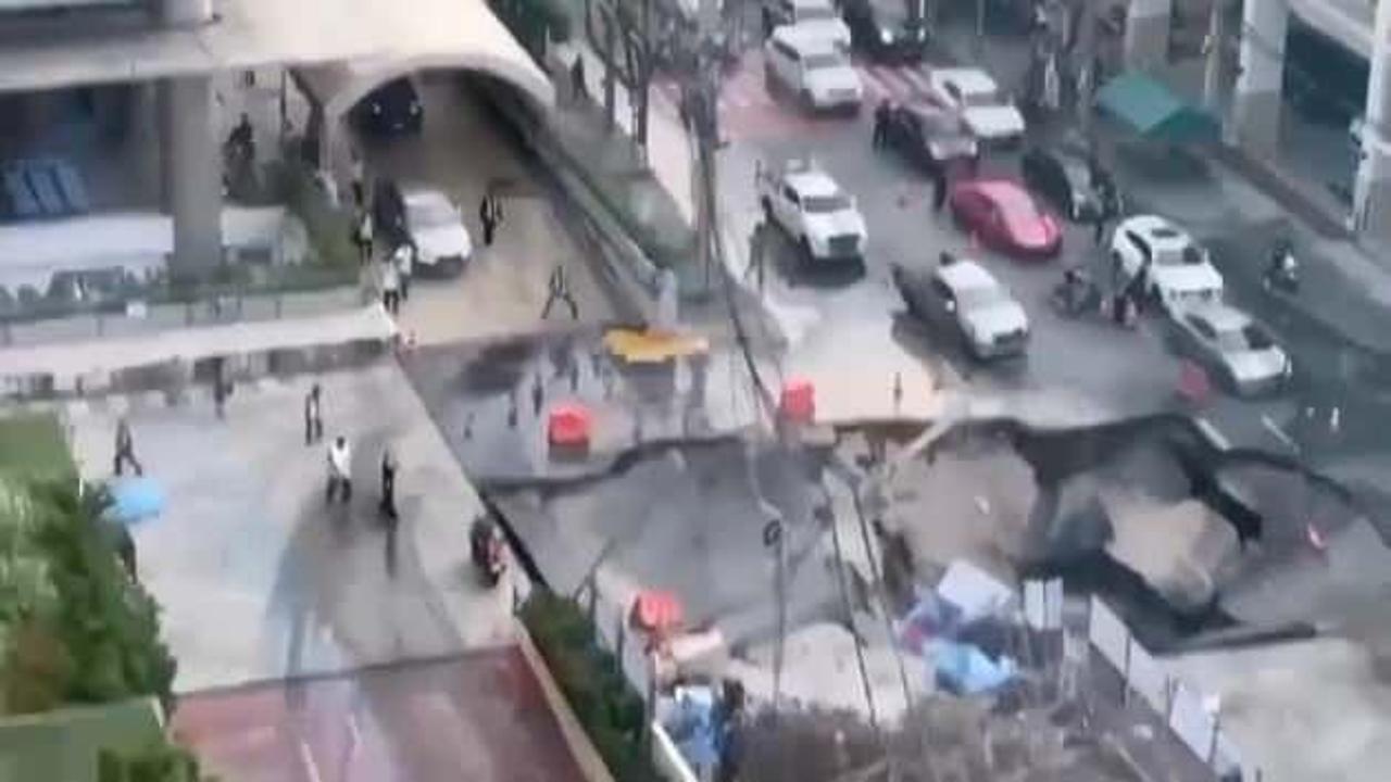 Şehrin ortasında yol çöktü! Olay anı kameralara böyle yansıdı