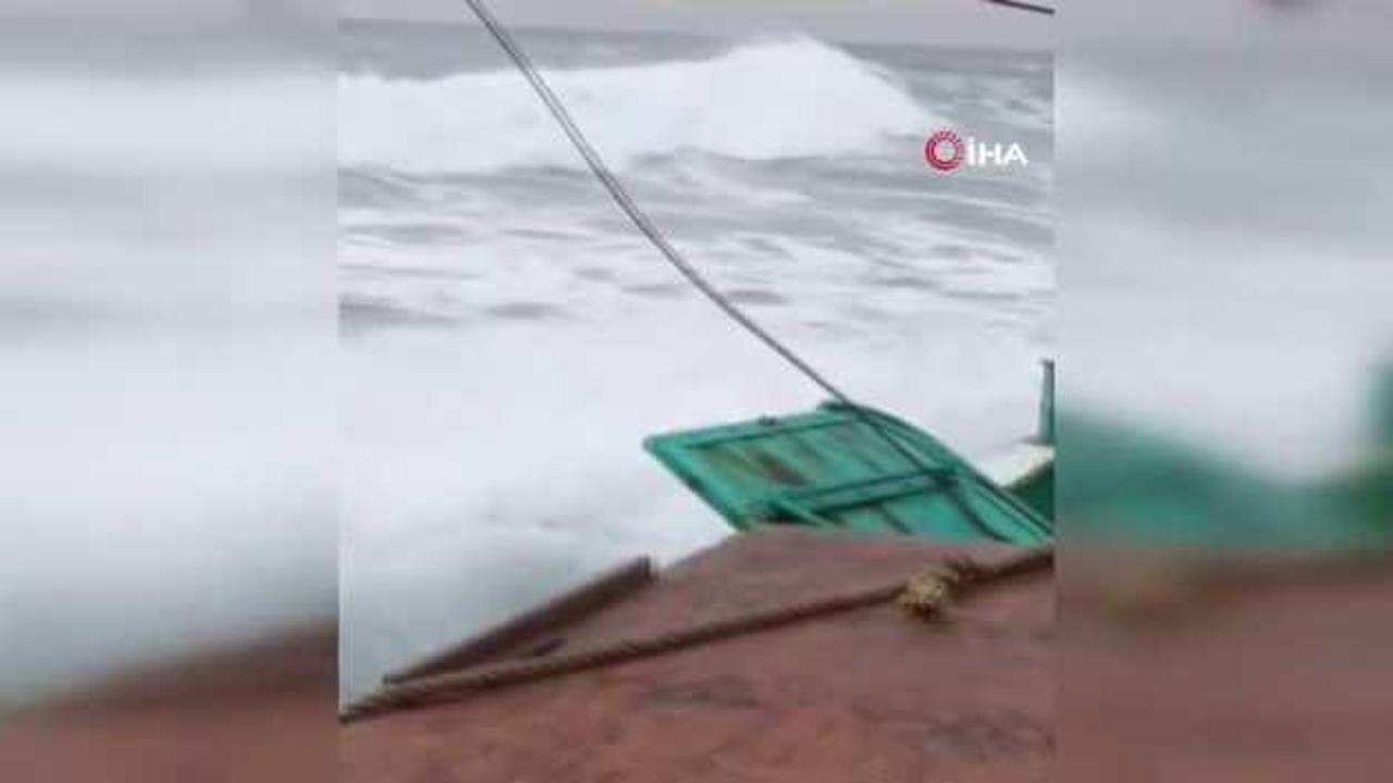 Kıyıköy’de fırtına altında balıkçı teknesinin zorl…