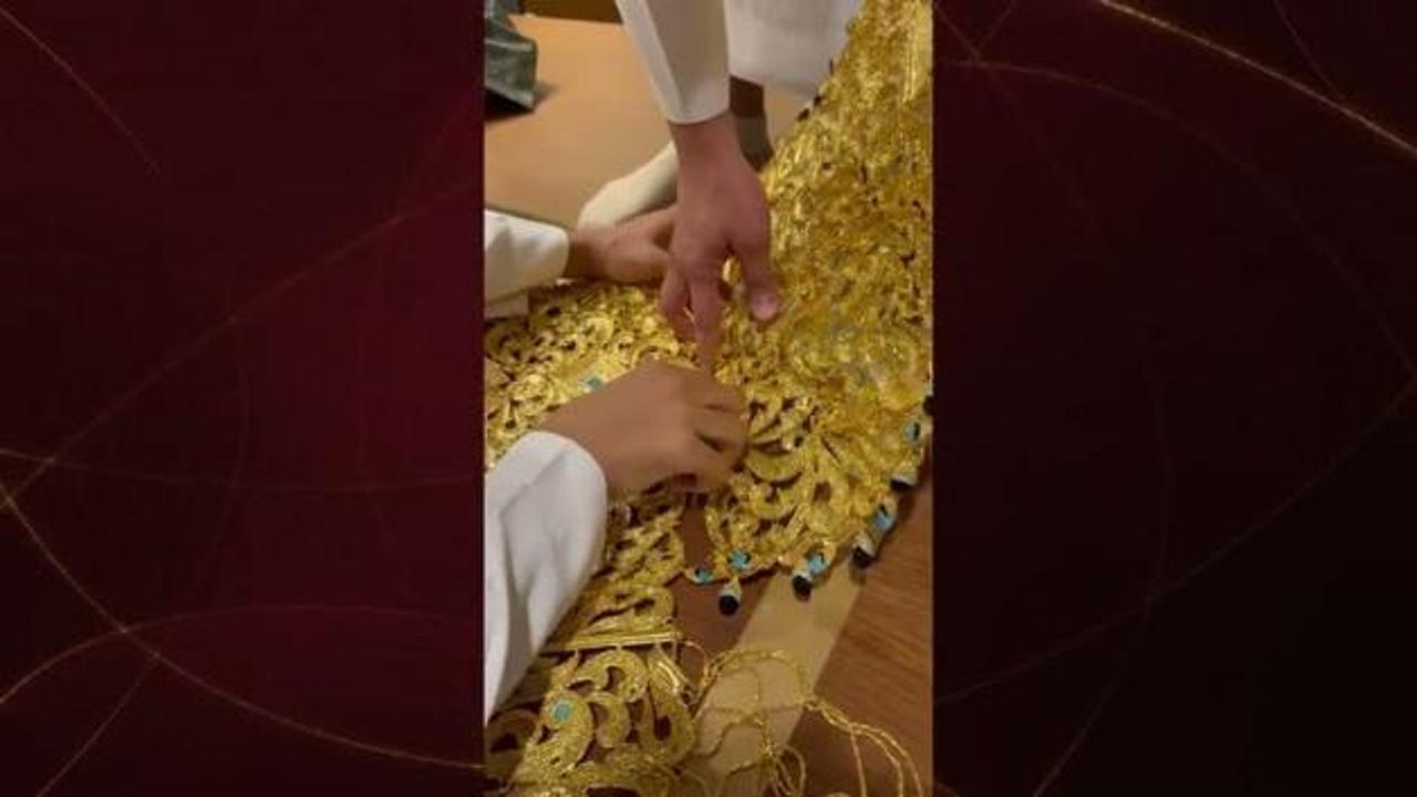 Görenler gözlerini alamadı! Dünyanın en pahalı altın elbisesi tanıtıldı