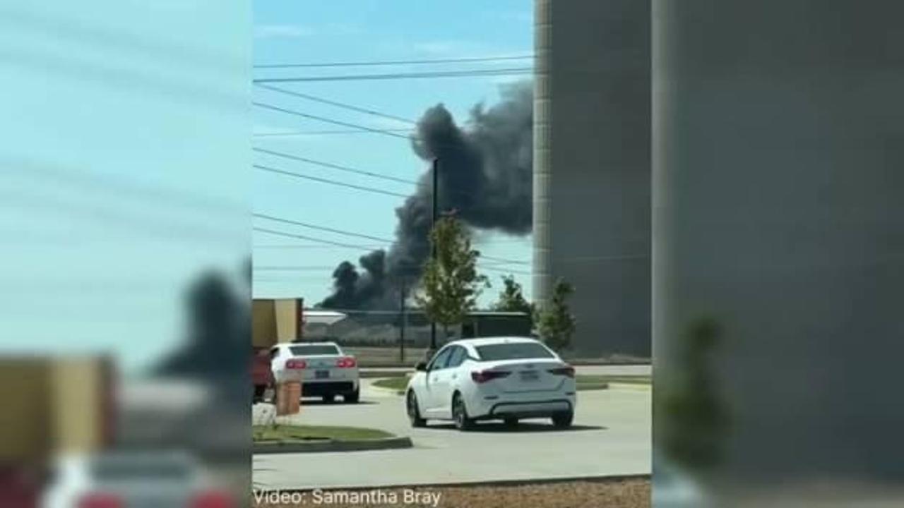 ABD'de sıcak saatler! Uçak otoyoldaki araçların üzerine düştü! Bölgede alarm verildi