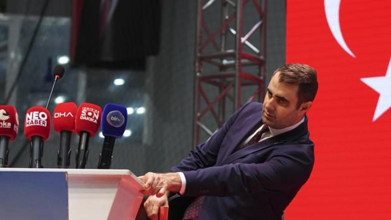 Çağatay Güç konuşmasının ardından sahnede yere yığıldı!