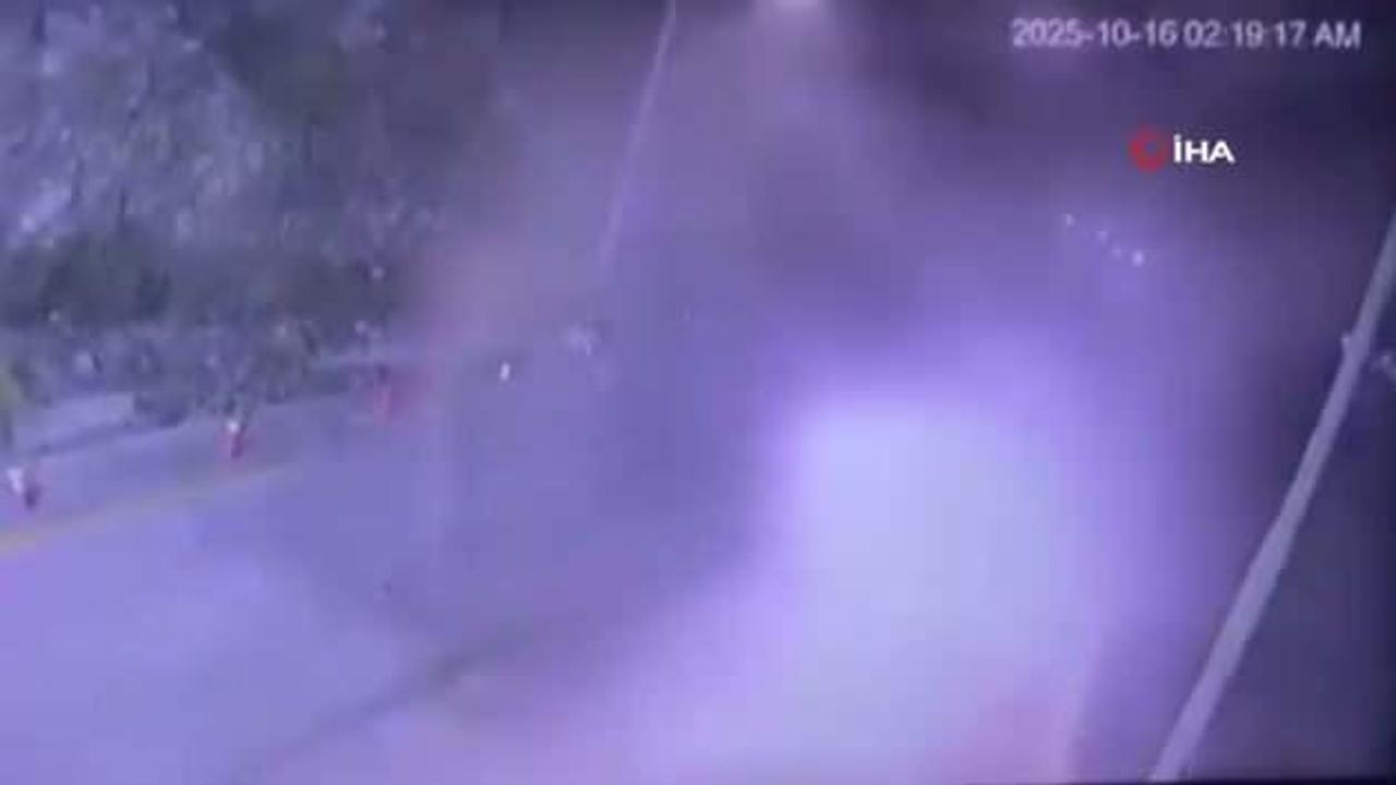 Pakistan'da kamyon şarampole yuvarlandı: 15 ölü, 8…