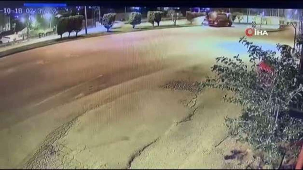 Su tankerine çarpan kamyonetin sürücüsünün öldüğü kaza anı kamerada