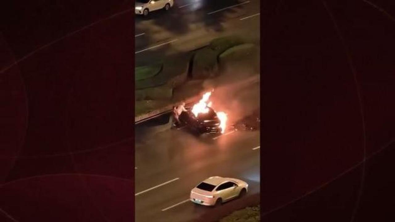 Alev alan aracın kapısı kilitlendi, şoför can verdi: Dev markanın hisseleri çakıldı!