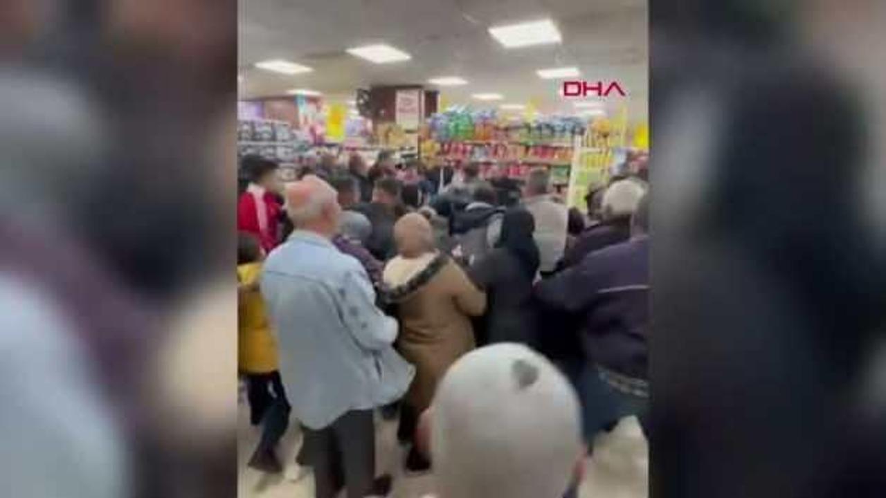 Müşteriler markette birbirini ezdi!