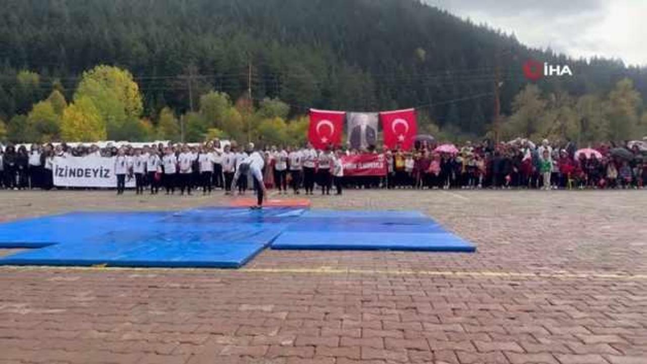 Cumhuriyet Bayramı gösterisinde duygulandıran anlar: Kızı gösteri yapabilsin diye atkısıyla minderleri kuruttu