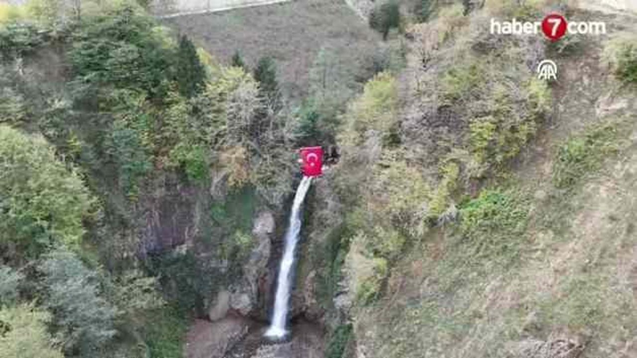 Dağcılar Cumhuriyet Bayramı dolayısıyla şelaleye Türk Bayrağı astılar