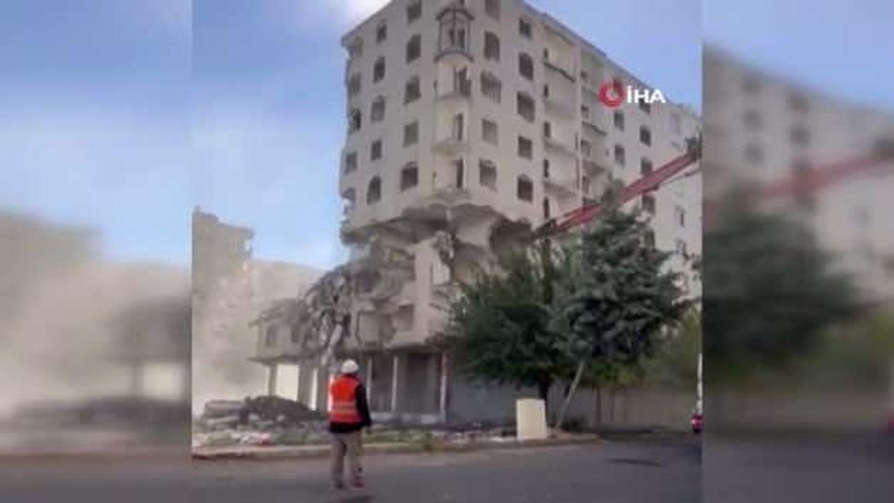 Diyarbakır'da ağır hasarlı bina tek dokunuşta yerle bir oldu