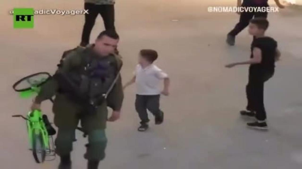 İsrail askeri Filistinli çocuğun bisikletini çöpe attı!
